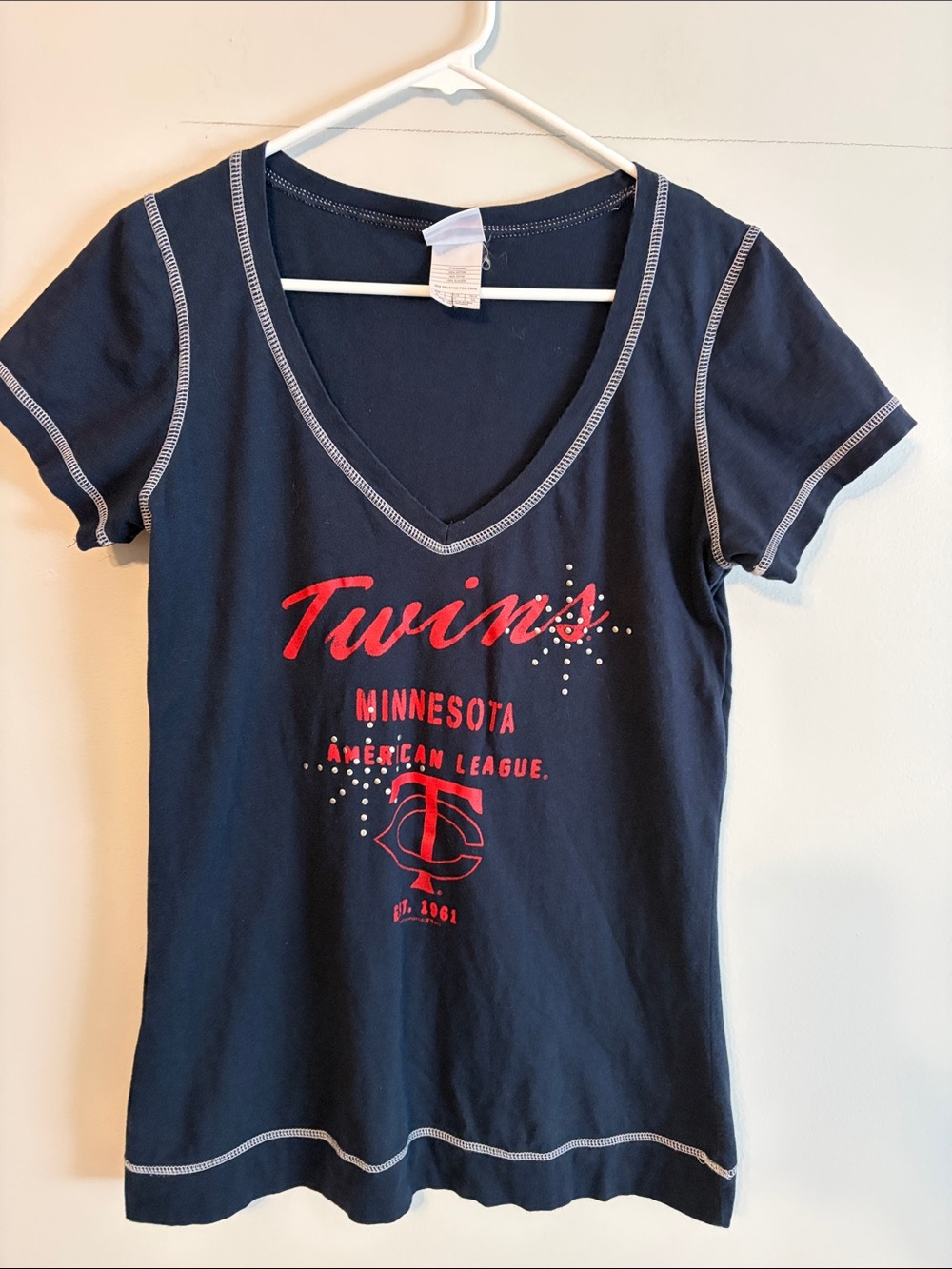 Women's Minnesota Twins Navy V-Neck Tee with Red Graphics. XL. 💯 cotton. MLB.